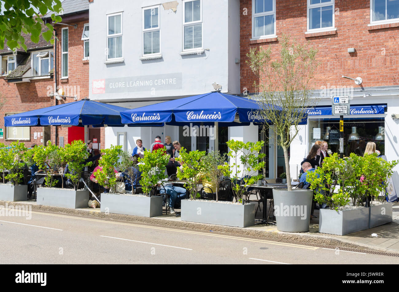 Asientos al aire libre en el restaurante italiano Carluccios en Waterside, Stratford-upon-Avon, Warwickshire Foto de stock