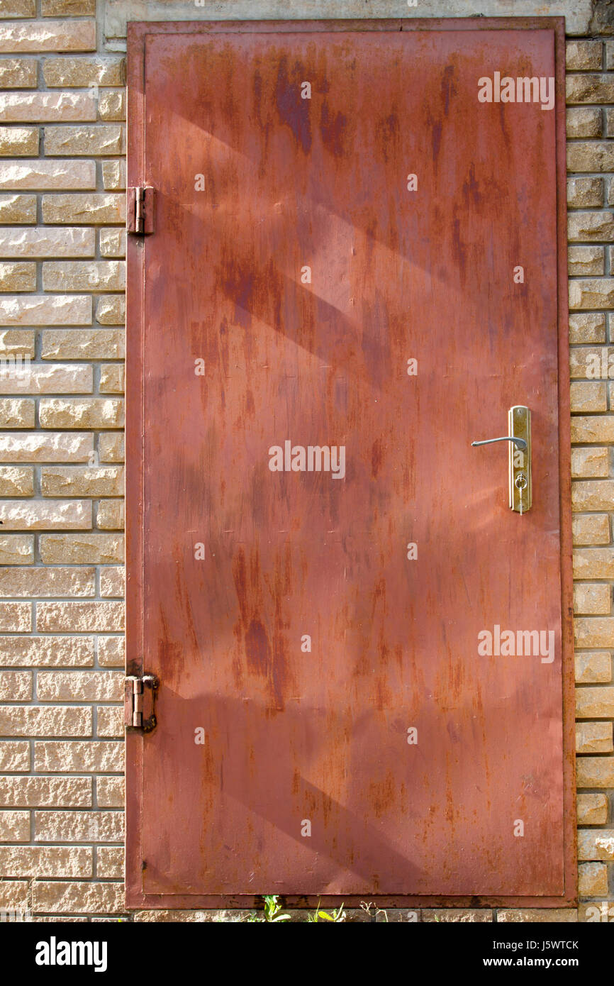 Las puertas de hierro de color rojo Fotografía de stock - Alamy