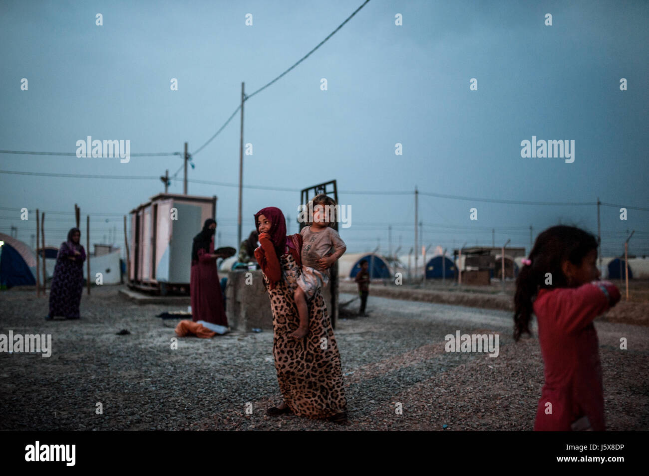 Las personas desplazadas por los combates en Mosul. El campamento de desplazados internos Khazir, Irak Foto de stock