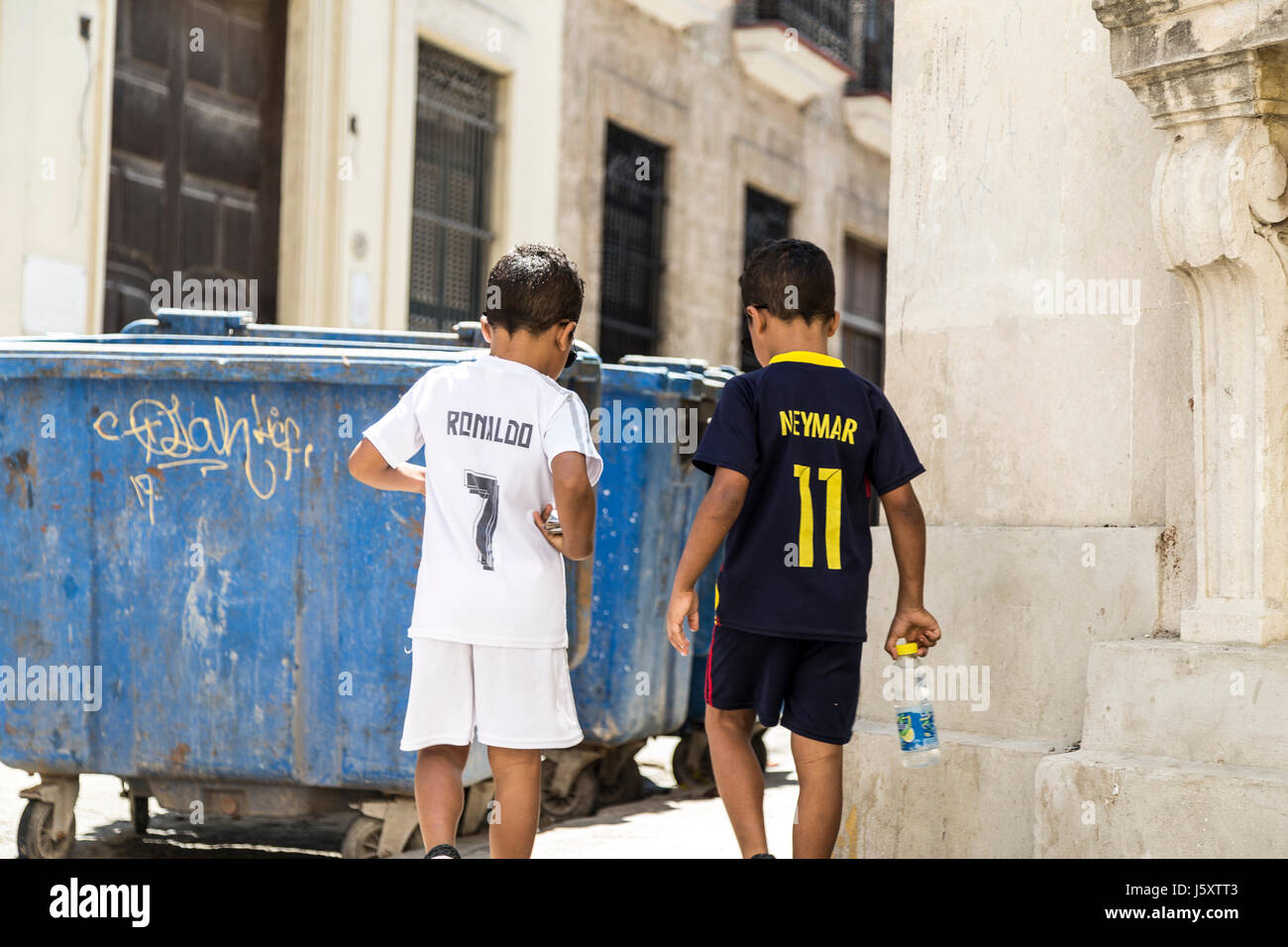 Niños futbol e imágenes de resolución - Alamy