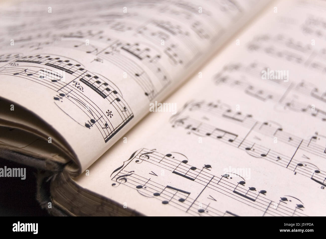Libro de musica de piano fotografías e imágenes de alta resolución - Alamy