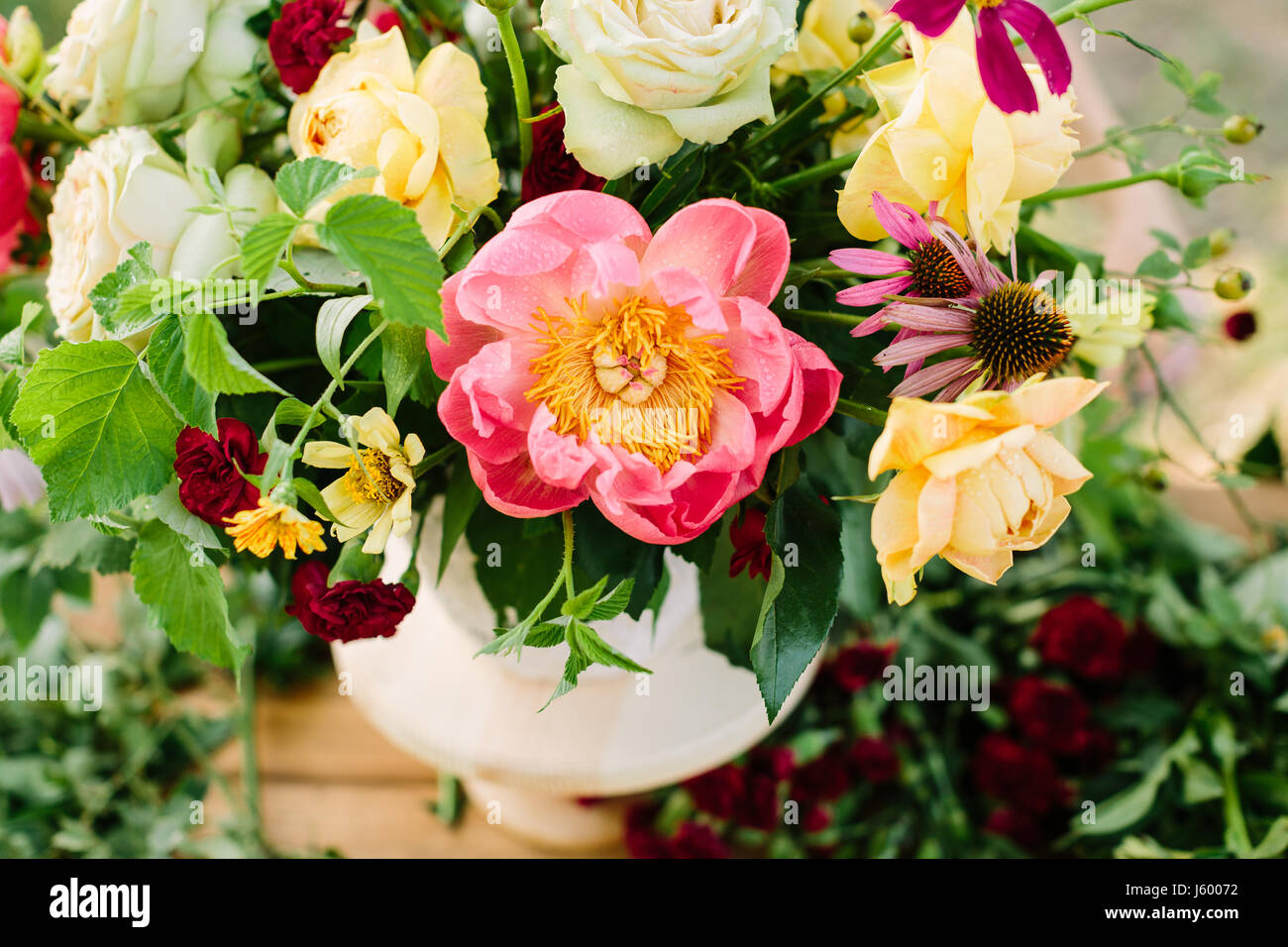 Diseño floral, decoración, arte aplicado, boda, concepto de primavera -  Ramo de flores dispuestas de florecientes rosas inglesas y avalanchas,  arrecifes de peonías y diathuses, decorado con hojas de frambuesa  Fotografía de