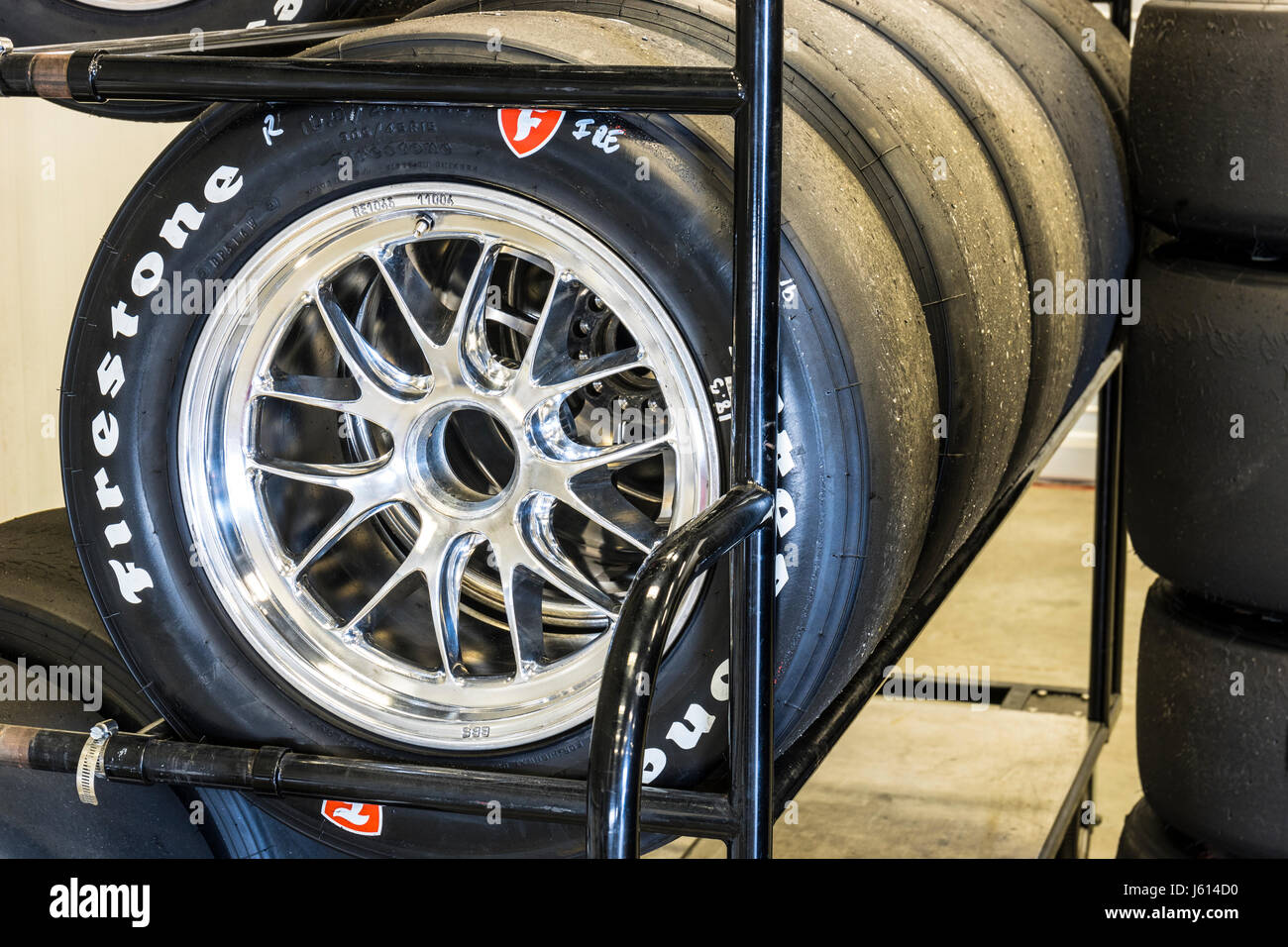 Indianapolis - Alrededor de mayo de 2017: los conjuntos de neumáticos Firestone racing preparado para IndyCars en Indianapolis Motor Speedway para la Indy 500 I Foto de stock