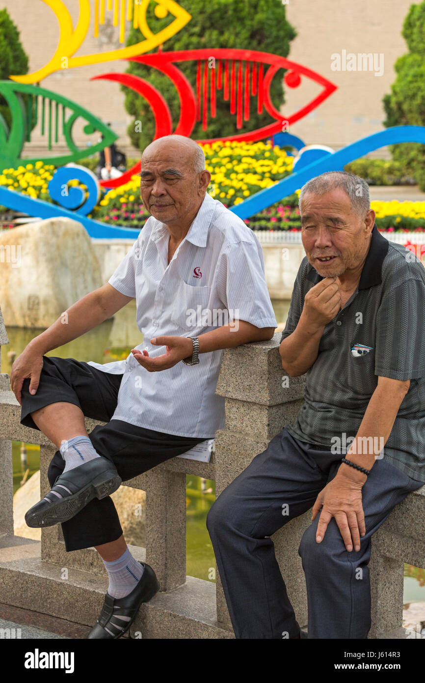 Ciudadanos de la tercera edad en Parque Ningyuan, Yinchuan, Ningxia, China Foto de stock
