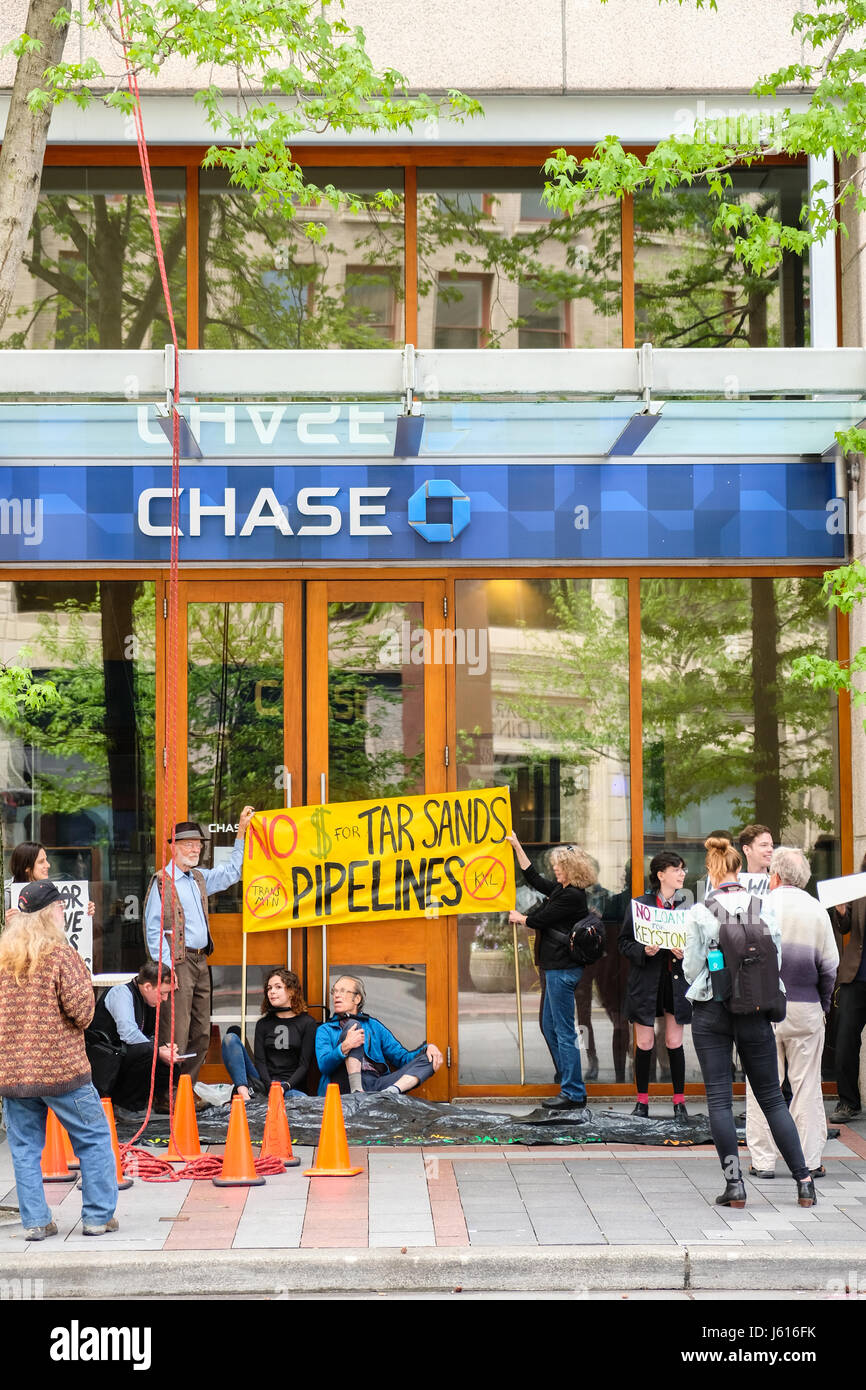 Personas que protestaban contra las arenas alquitranadas ducto en frente de Chase Bank, Seattle, Washington, EE.UU. Foto de stock