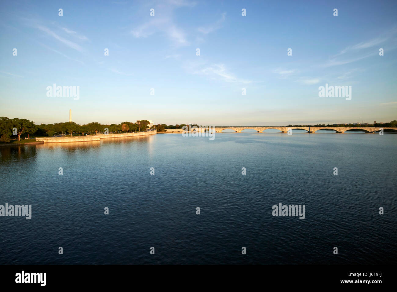 Rock Creek Parkway y de Potomac Arlington Memorial Bridge y el río Potomac Washington DC, EE.UU. Foto de stock