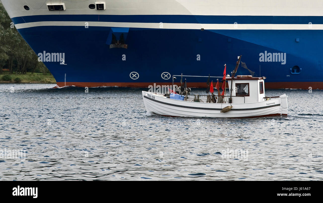 Puertos puerto marinero de navegación de remo casco barco velero velero Foto de stock