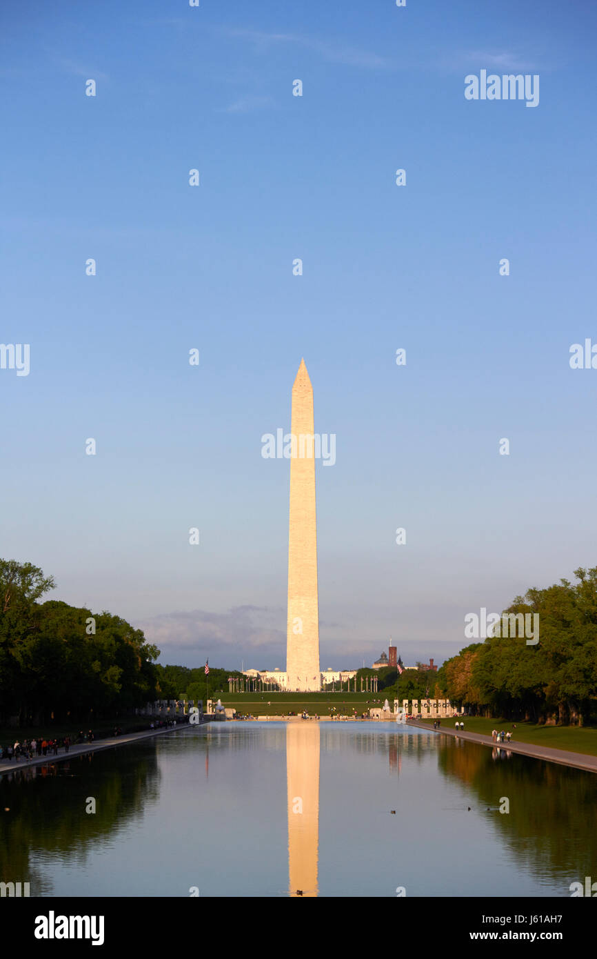 El Monumento a Washington y la reflexión en la piscina reflectante mall nacional de Washington DC, EE.UU. Foto de stock