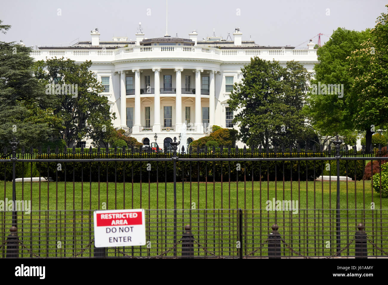 Valla de seguridad y área restringida los letreros en la fachada sur de la Casa Blanca, Washington DC, EE.UU. Foto de stock