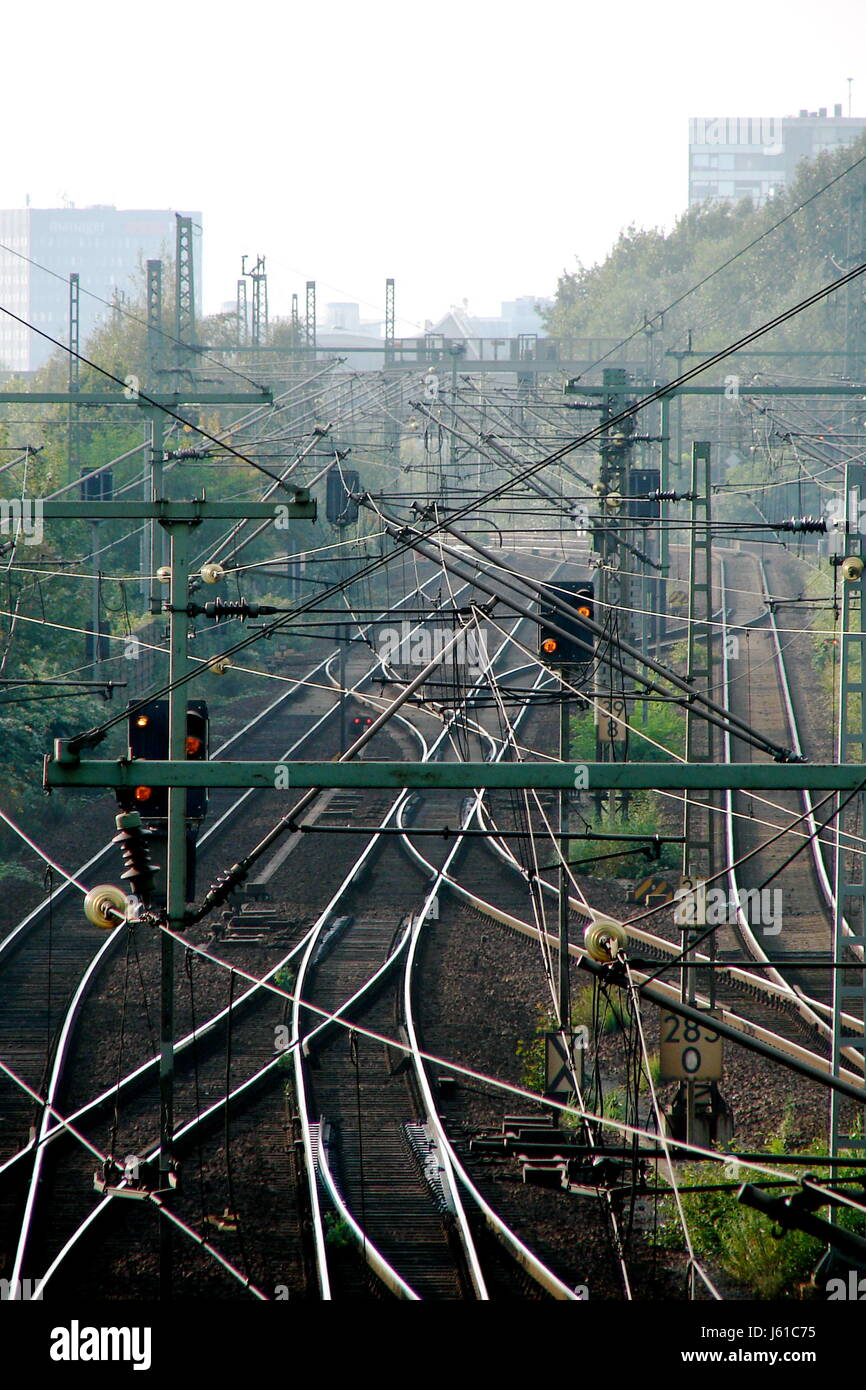 Las vías de ferrocarril de rendimiento de ancho de distancia de parada