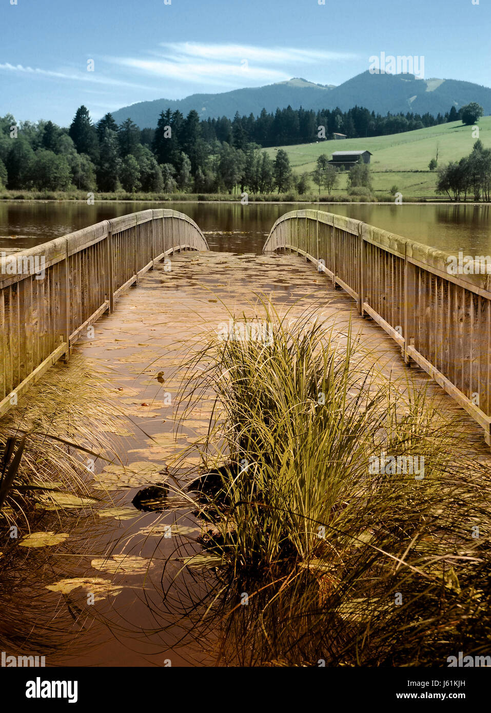 Las montañas puente surrealismo experimental lago de agua dulce Agua de aguas continentales Foto de stock