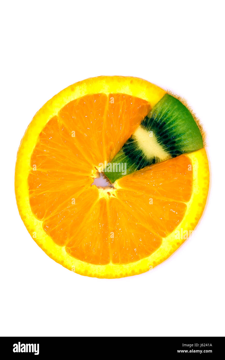 Fruta naranja recorte contraste ensamblado híbrido kiwi verde fondo blanco. Foto de stock