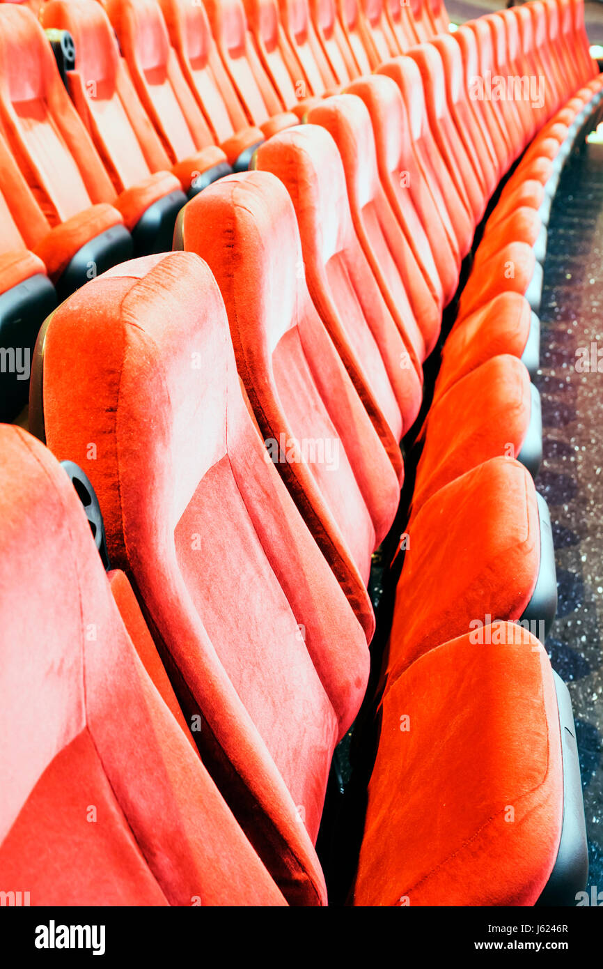Portage Indiana,16 IMAX,complejo de cine,rojo,silla,asientos,fila,vacío,plegable,IN080719034  Fotografía de stock - Alamy