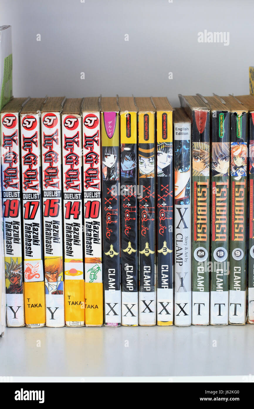 Anime libros en pantalla en estantería Foto de stock