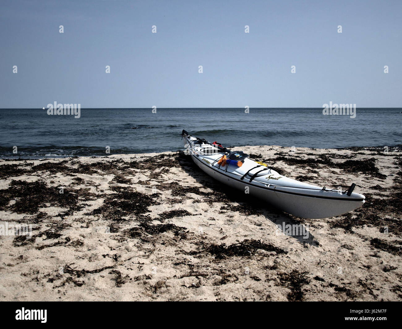 Deporte en la playa la playa costera a orillas del mar de agua salada agua del océano canoa Foto de stock