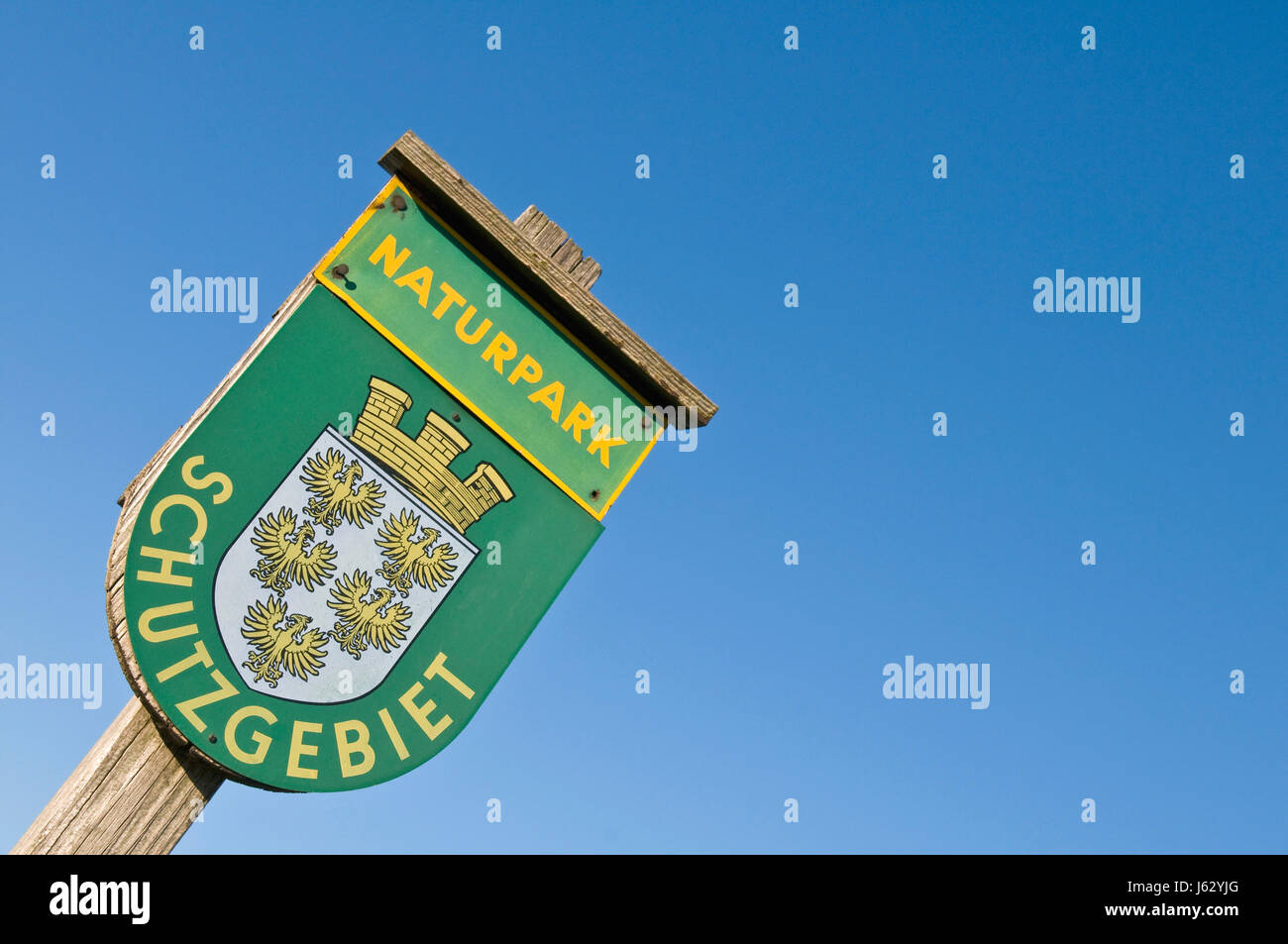 Signo de dependencia de la señal Sky firmamento firmar señal verde parque azul austriacos Foto de stock