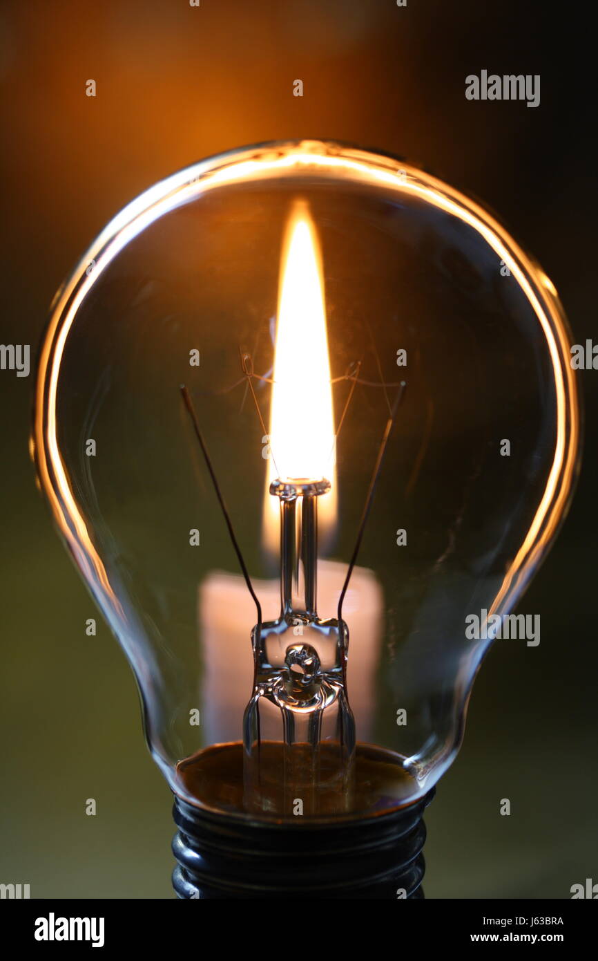 Bombilla sin electricidad que simboliza un corte de energía Fotografía de  stock - Alamy