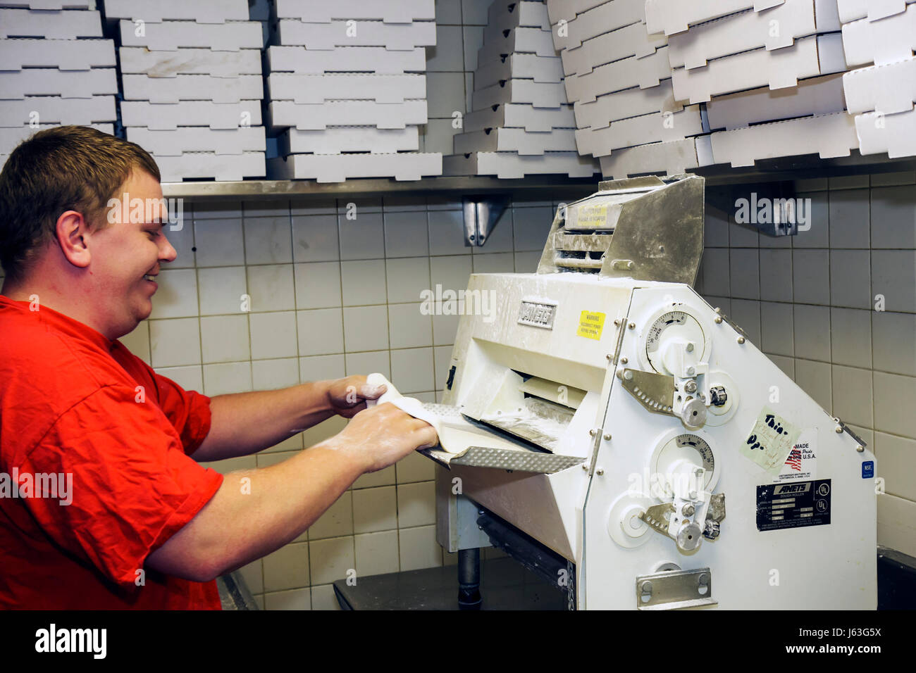 Indiana Portage,South Shore Pizza,hombre hombres,trabajador,trabajadores,cocinar,máquina de masa de pizza,cocina,cajas,IN080722019 Foto de stock
