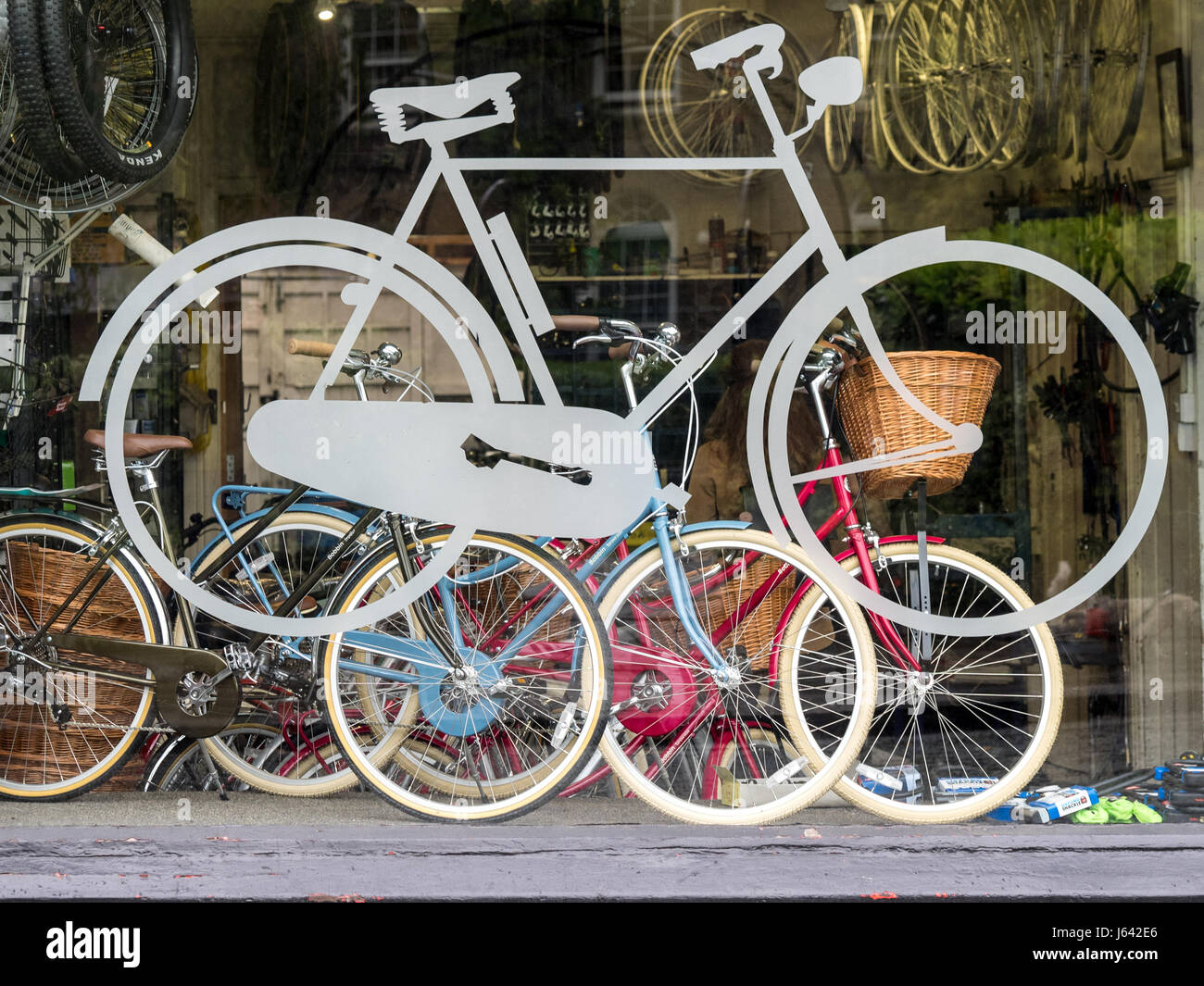 Mostrar en una ventana de la tienda de bicicletas en Mill Road, Cambridge, UK Foto de stock
