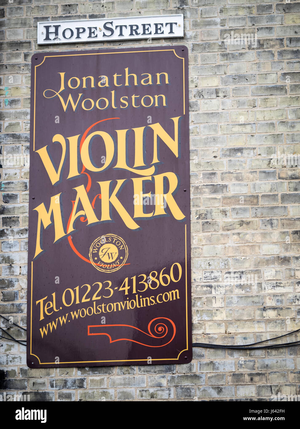 Señales fuera del taller de Jonathan Woolston, violín Maker, en Mill Road, Cambridge, Reino Unido. Foto de stock