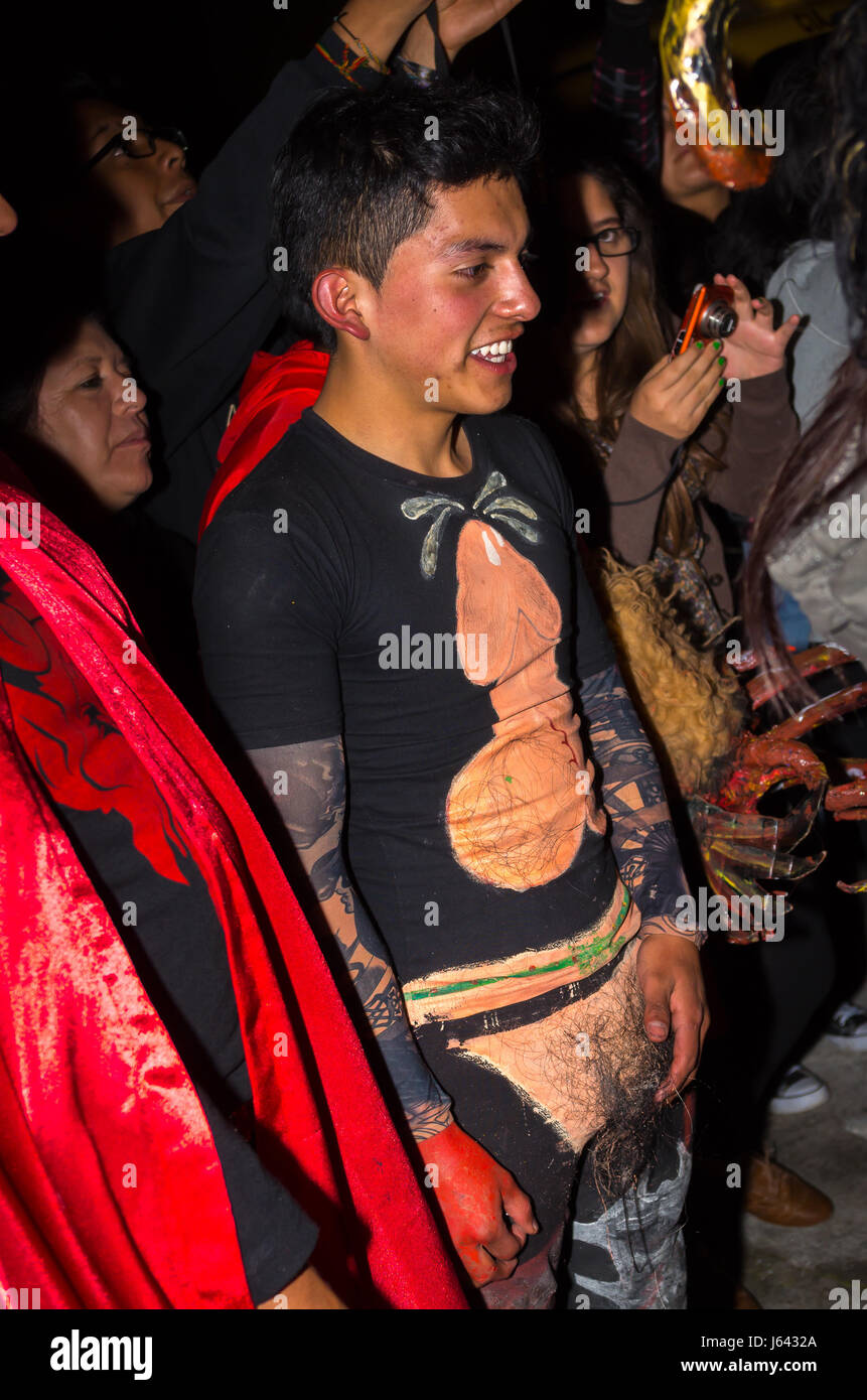 Quito, Ecuador - 27 de mayo de 2015: Cerca de un hombre no identificado  viste un tonto ropa en la diablada Fotografía de stock - Alamy