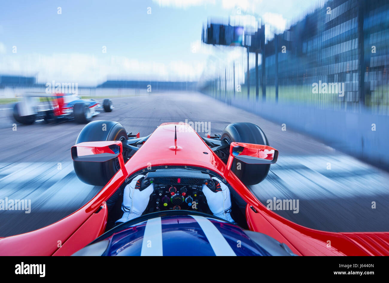 Perspectiva Personal conductor de autos de carrera de Fórmula uno en la pista de carrera de aceleración Foto de stock