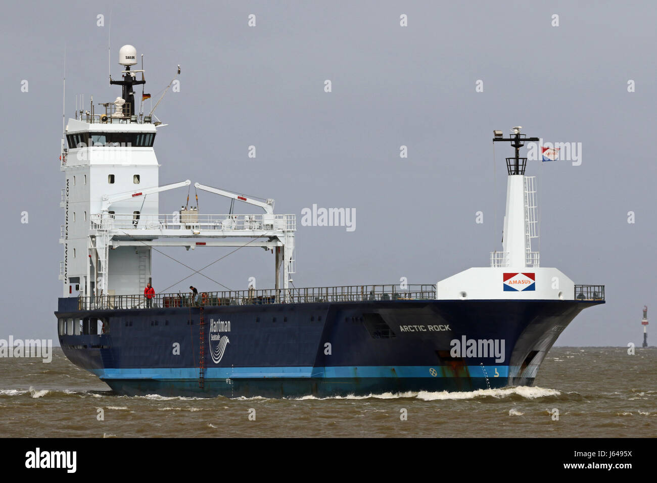 El carguero Arctic Rock pasa por el puerto de Cuxhaven en el Elba. Foto de stock