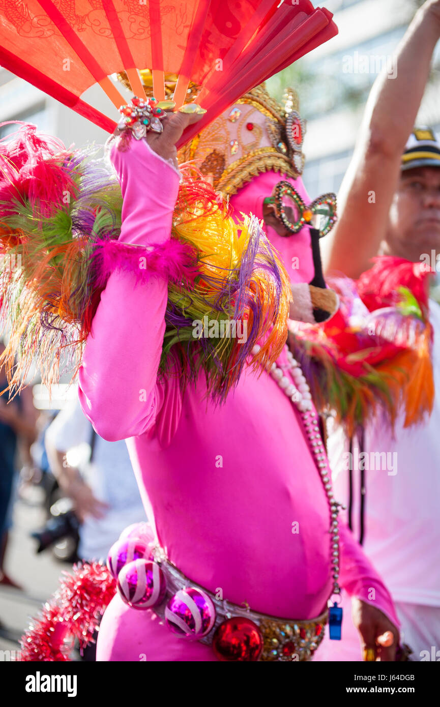 RIO DE JANEIRO - Febrero 11, 2017: Una figura de extravagante traje rosa celebra en una fiesta en la calle durante las celebraciones del carnaval de la ciudad. Foto de stock