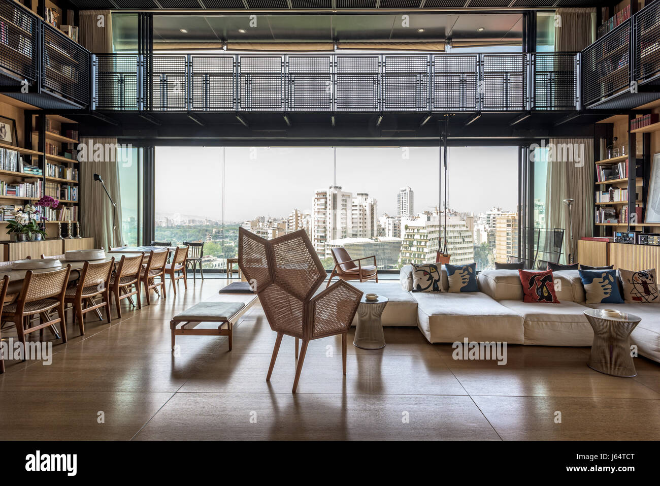 Espacioso salón de doble altura con vistas de Beirut. La forma pentagonal azotados por Philippe Bestenheider es el sillón y el sofá modular por Pier Foto de stock