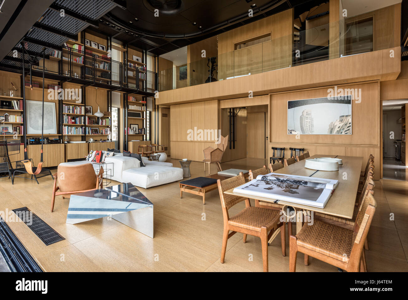 Doble altura, amplia zona de estar con sofá modular por Peiro Lissoni para Living Divani. Mesa de comedor diseñado por Bernard Khoury y hecha por Doumit Ta Foto de stock