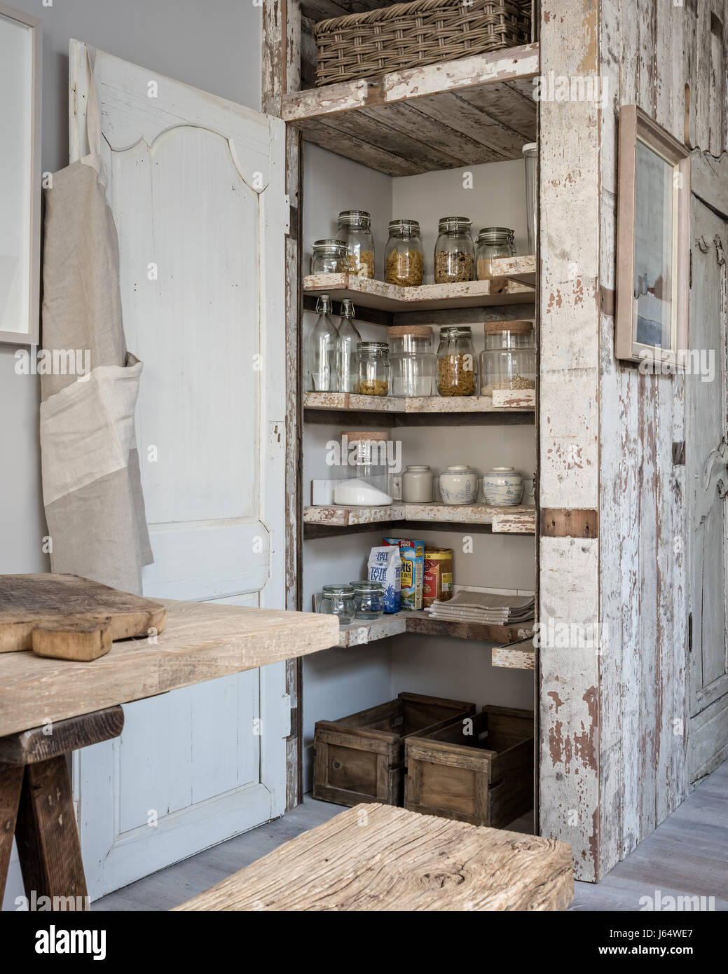 Seque despensa con estanterías de madera residual incorporada en la cocina  con paneles de pared de madera residual Fotografía de stock - Alamy