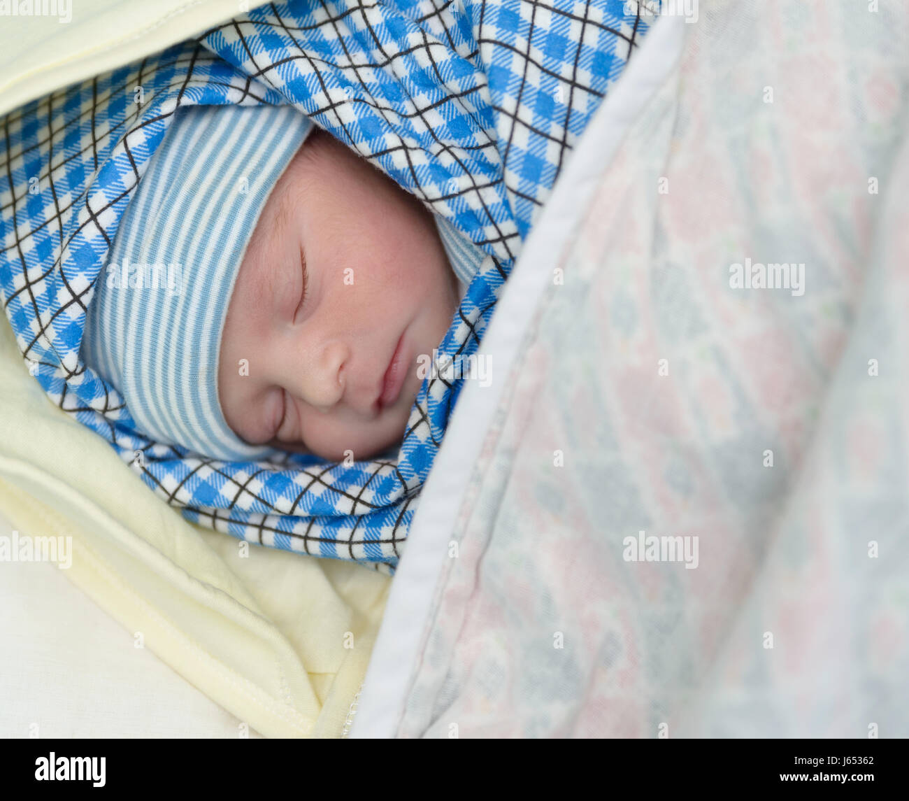 Raza mixta sur asiáticos y caucásicos bebé recién nacido duerme Foto de stock