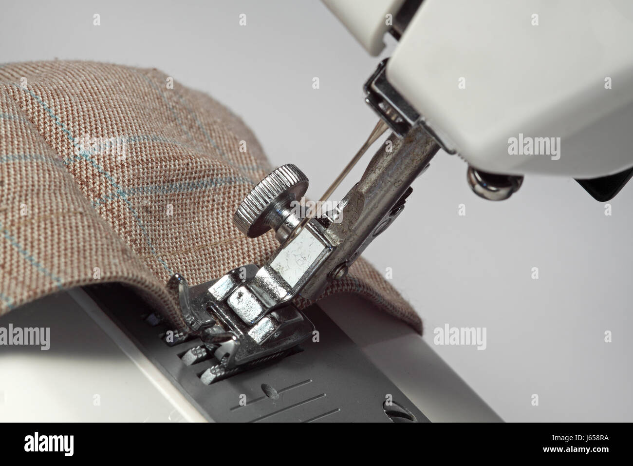 Pantalones vaqueros pantalones jean coser agujas para máquina de coser,  costura electrodoméstico Fotografía de stock - Alamy