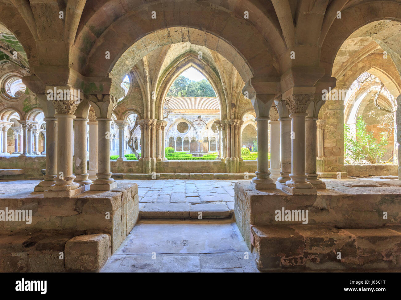 Francia, Aude, Narbona, Abadía de Fontfroide, el claustro visto desde la casa capitular Foto de stock