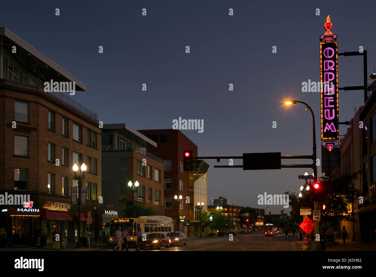 Vista de la calle de la ciudad por la noche, Minneapolis, Hennepin County, Minnesota, EE.UU. Foto de stock