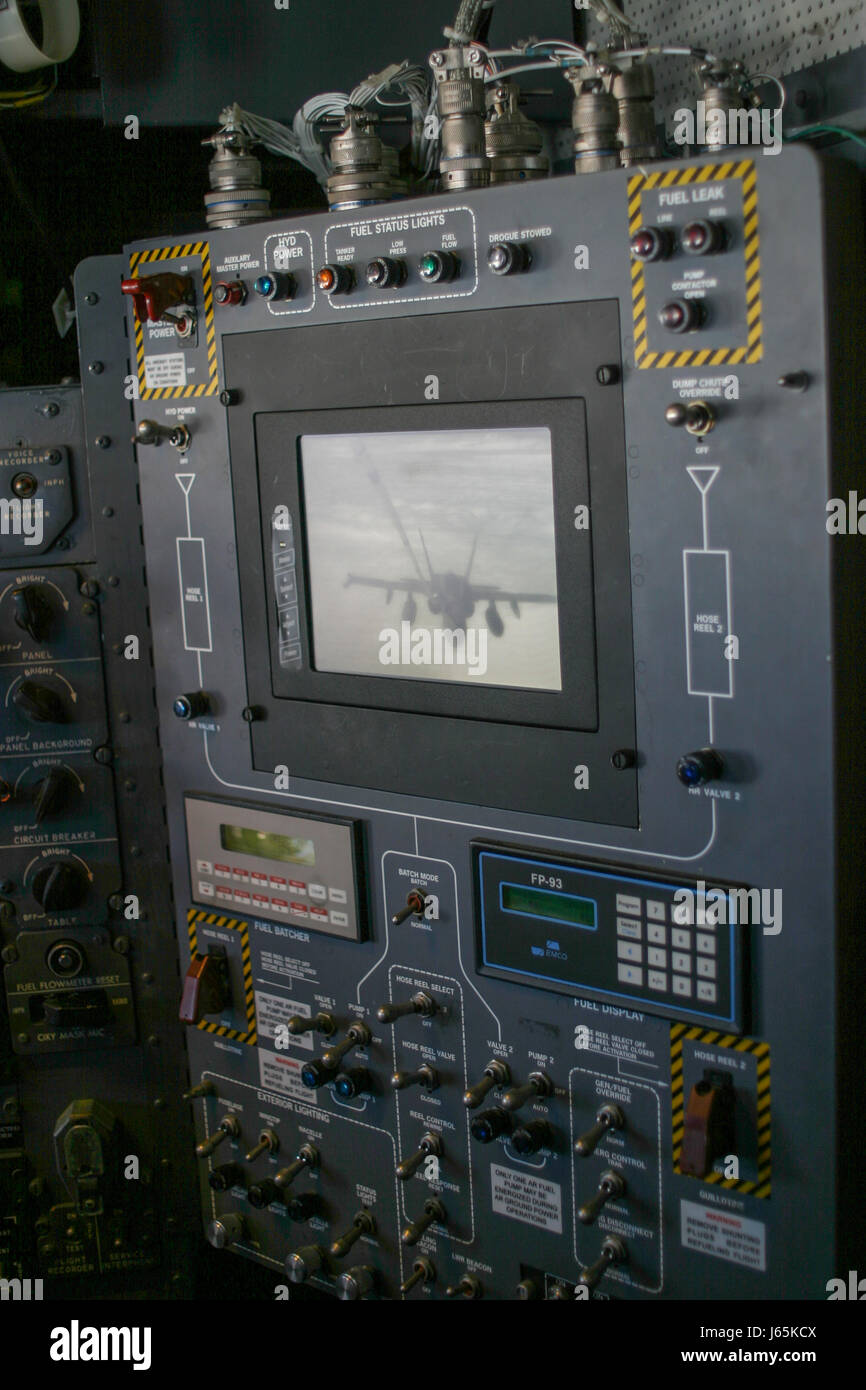 Vídeo y panel de control de aire a aire visto cisterna mientras reposta un F-18 desde el USS Enterprise tomadas durante las pruebas de petrolero civil opción. Foto de stock