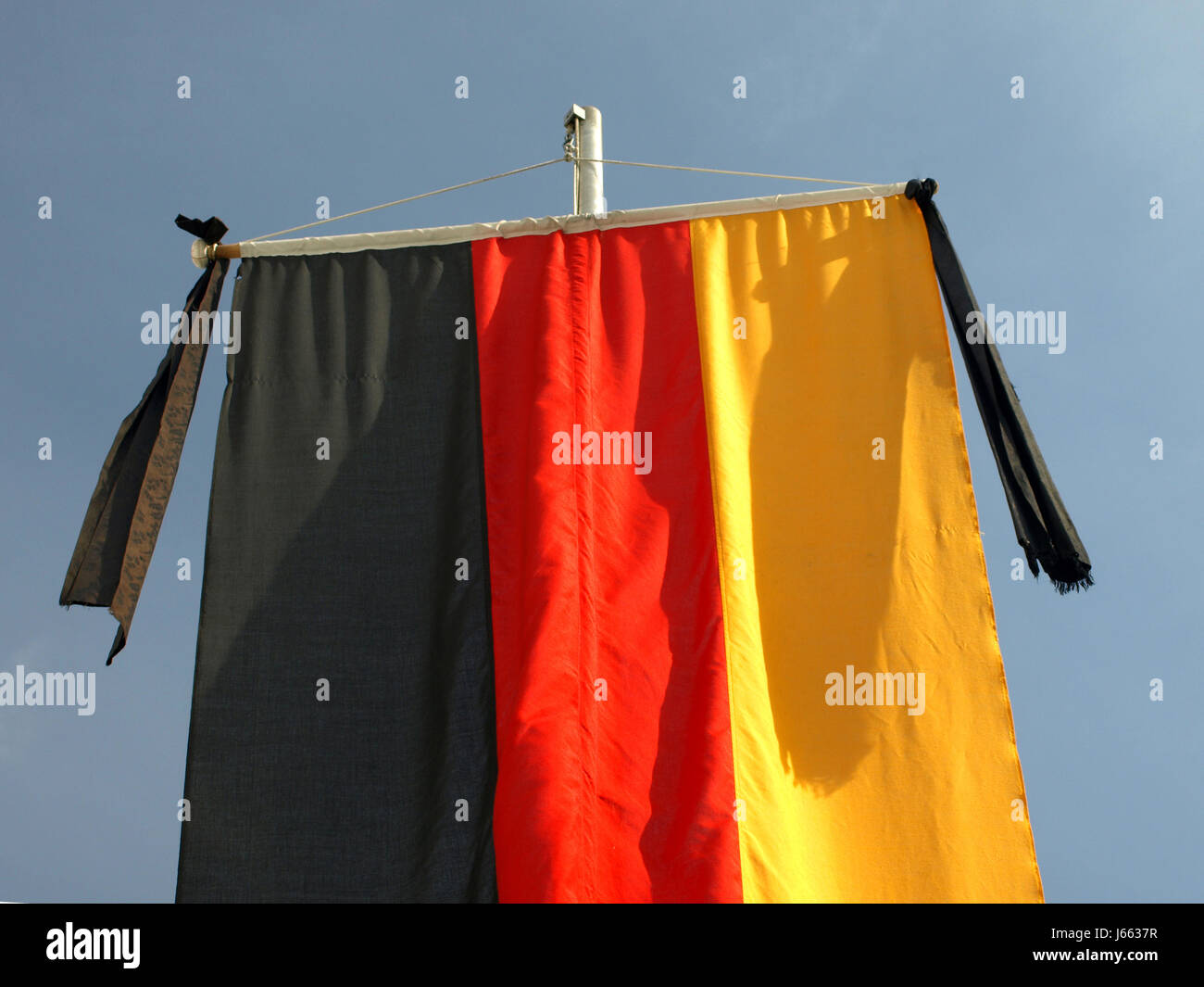Alemania bandera luto cinta negra tristeza Alemania bandera cinta negra Foto de stock