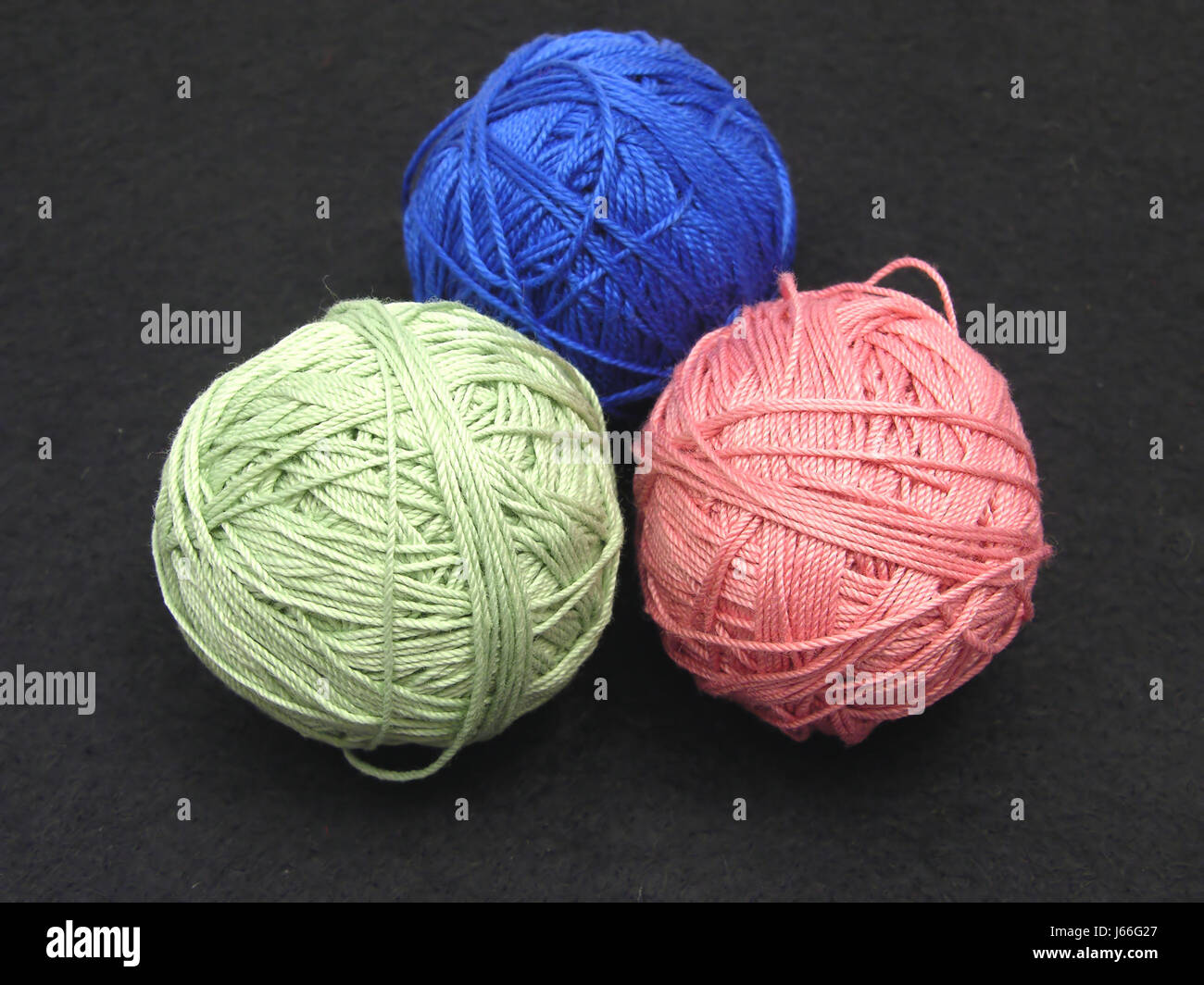 Artesanías tejido de lana hilados de lana bolas crochet azul cerca de macro macro Foto de stock