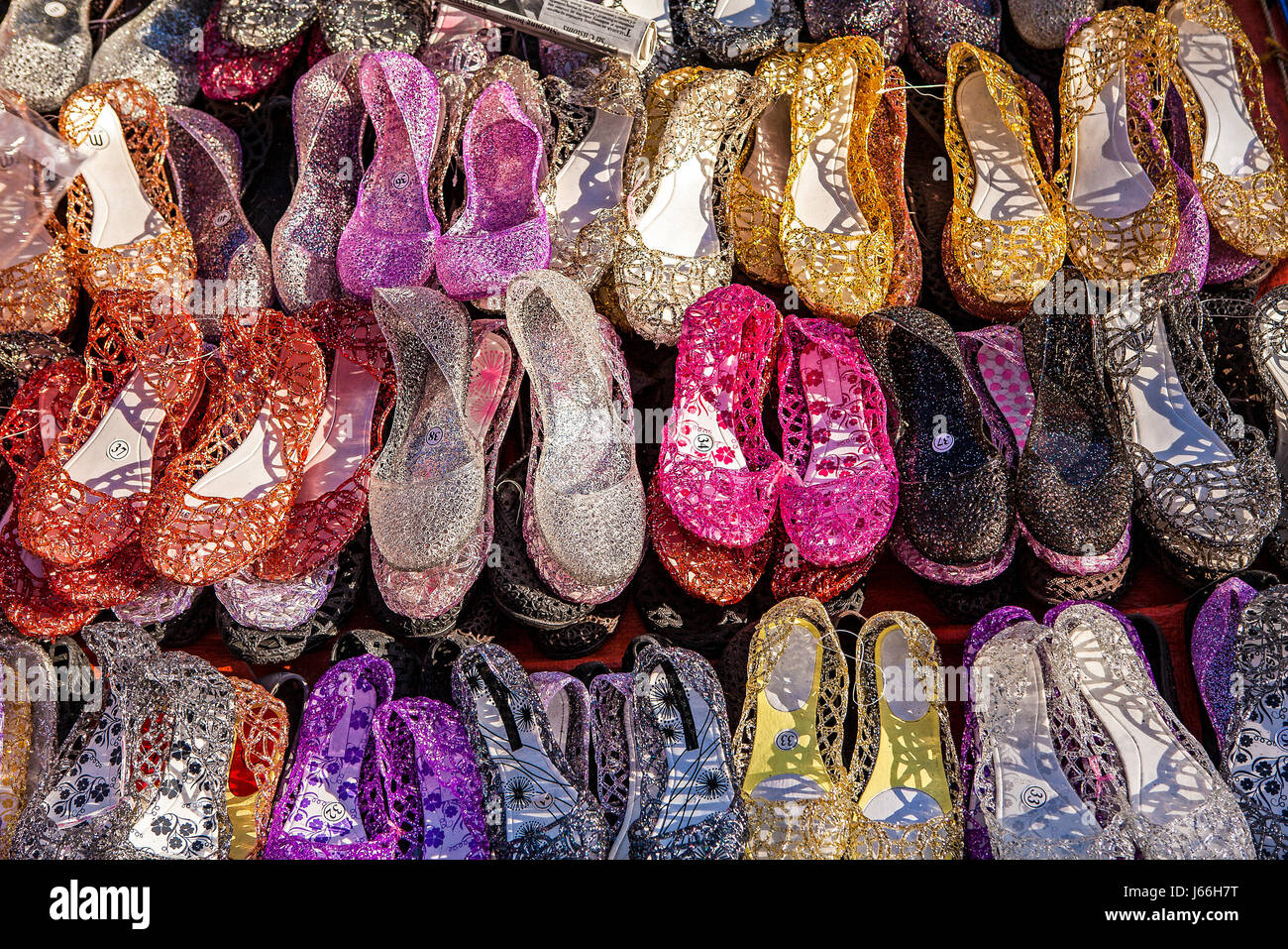 torre Mediador Nosotros mismos Zapatos importados de plástico para venta en Baclaran Flea Market, de la  ciudad de Manila, la isla de Luzón, Filipinas Fotografía de stock - Alamy
