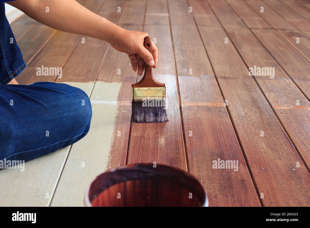 Aceite de color de pintura a mano sobre un piso de madera para uso  doméstico casa decorado, renovación y construcción de viviendas tema  Fotografía de stock - Alamy
