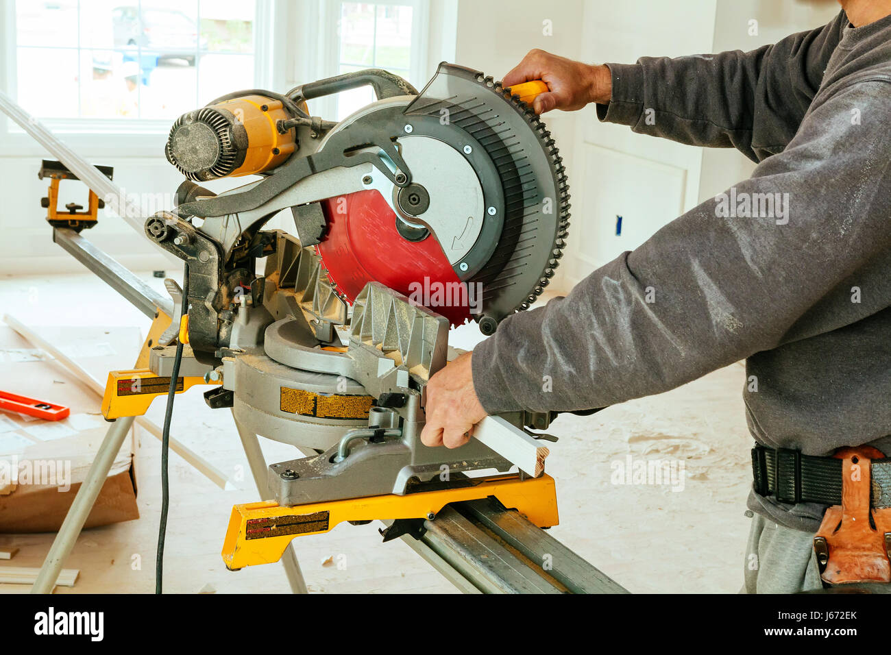 El hombre de corte de madera de la sierra eléctrica sierras para cortar  árboles Fotografía de stock - Alamy