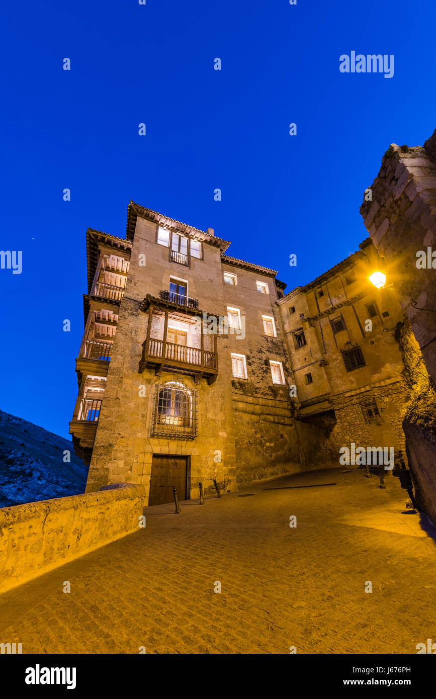 Illuminated casas colgadas at night fotografías e imágenes de alta  resolución - Alamy