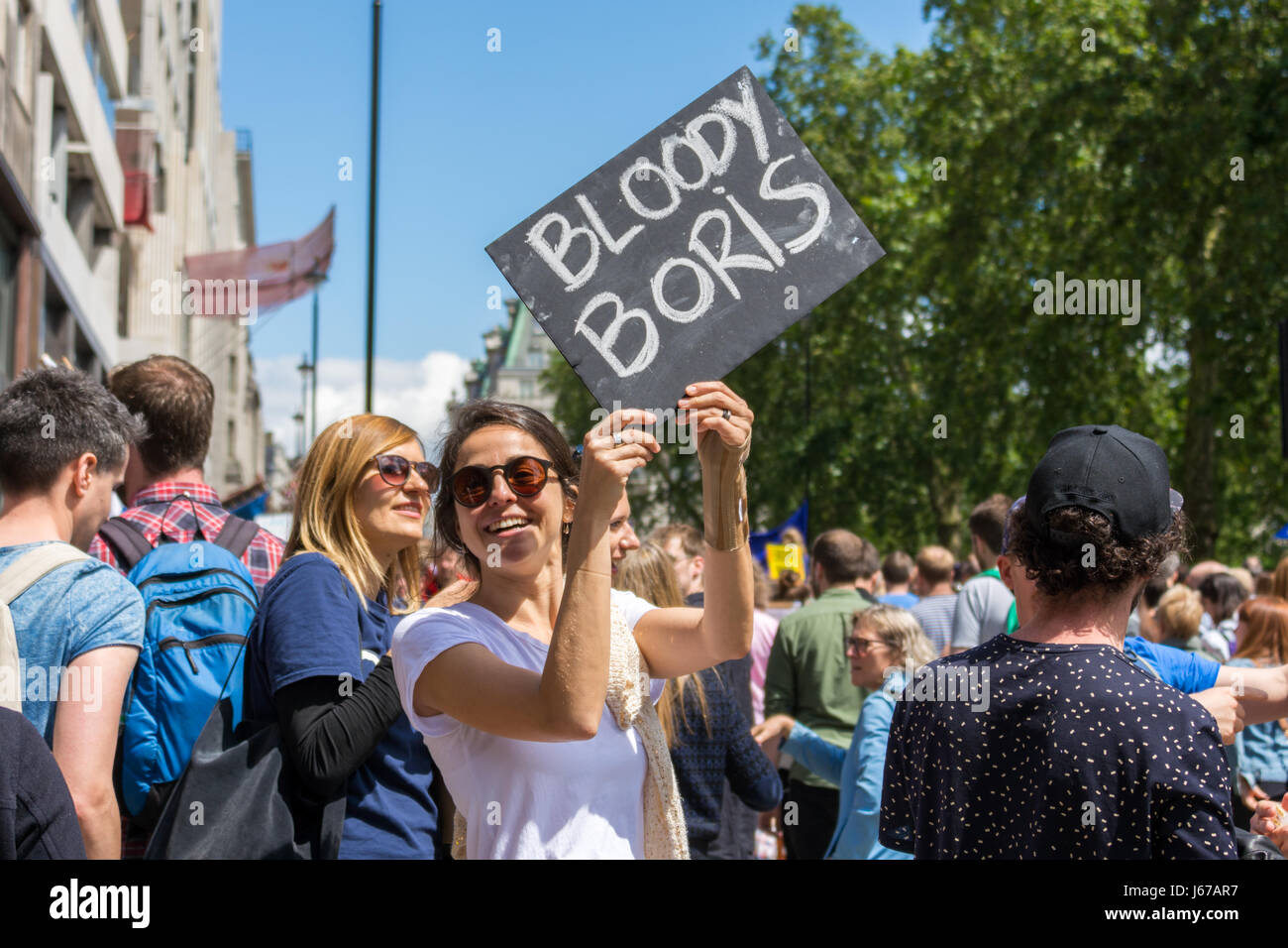 Marzo para Europa Londres, mujer sosteniendo Boris placard Foto de stock