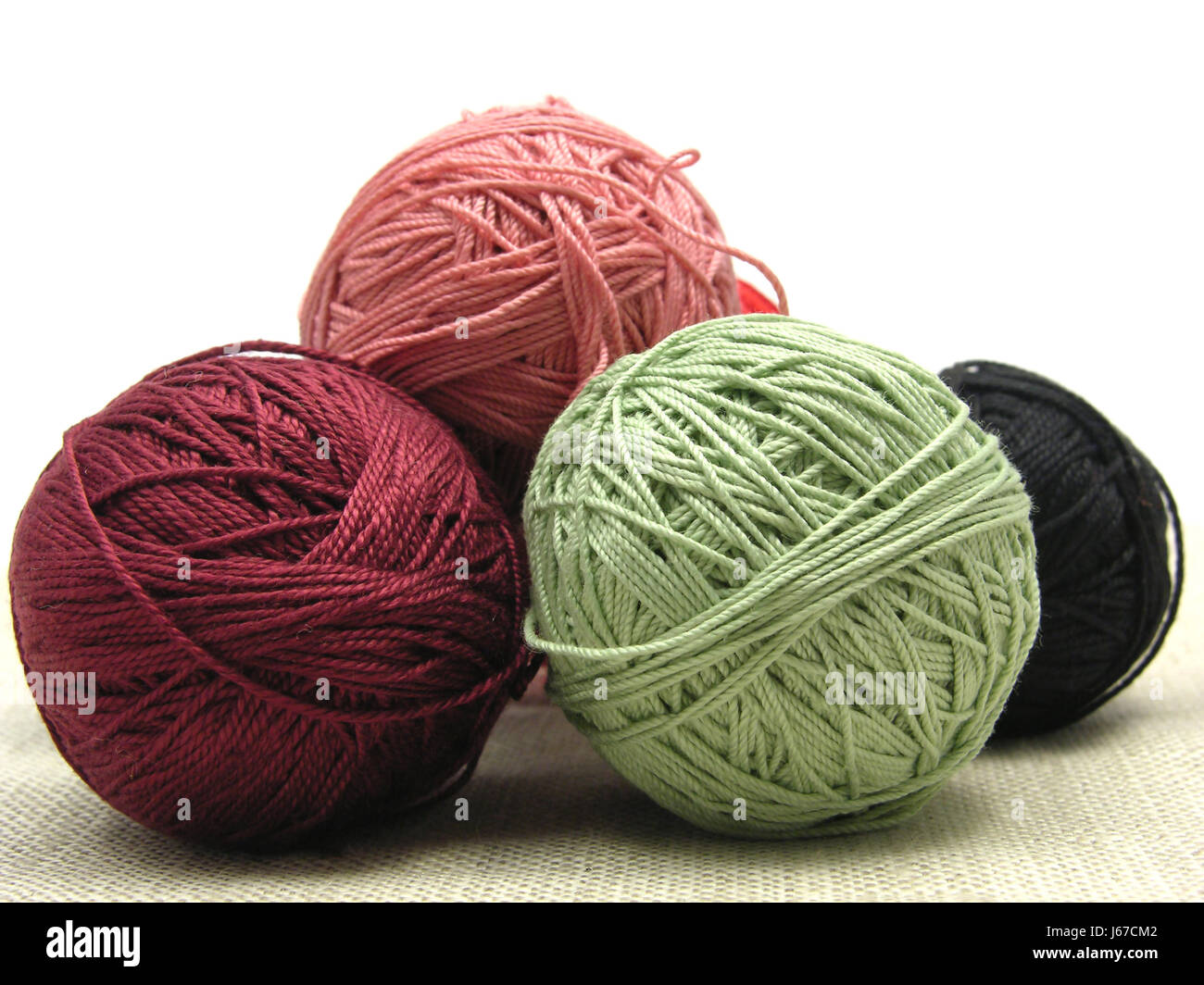 Artesanías tejido de lana hilados de lana bolas crochet Negro color azul swarthy Foto de stock