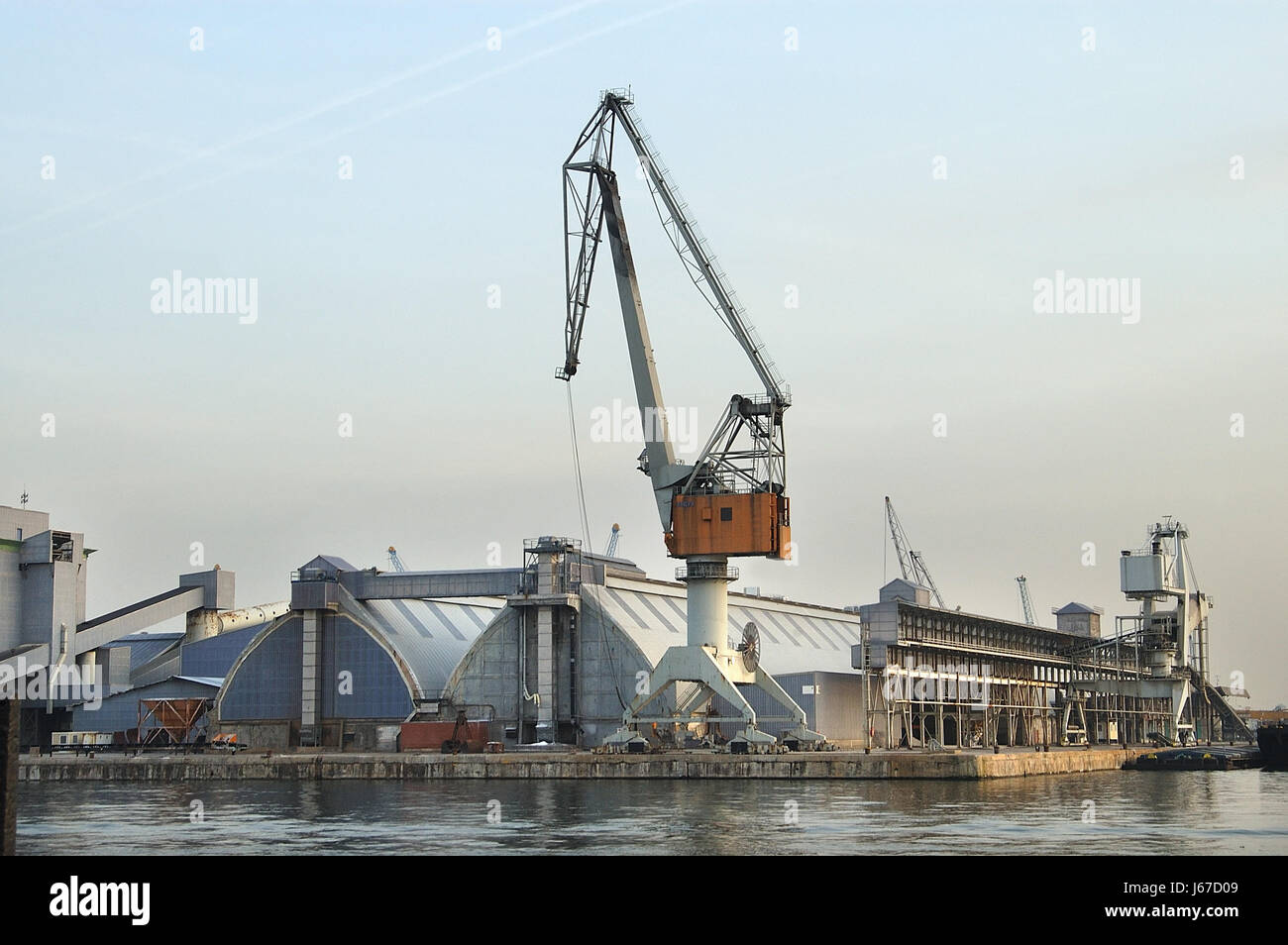 Las aguas del puerto de Amberes Bélgica Flandes alberga agua industria aguas grúa Foto de stock