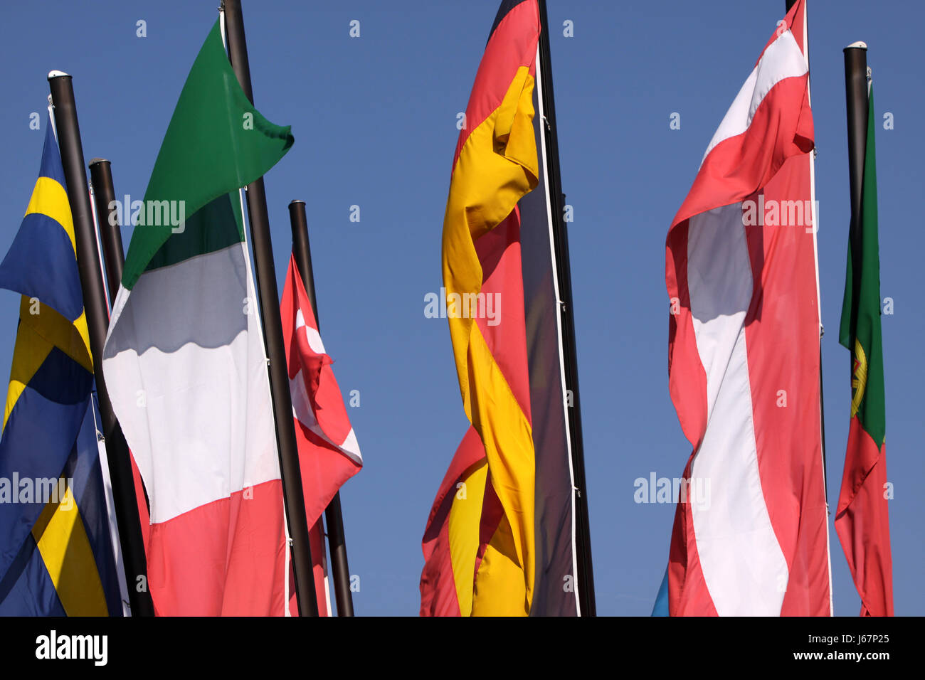 Banderas de colores simbólicos flagstaff colorido precioso múltiples