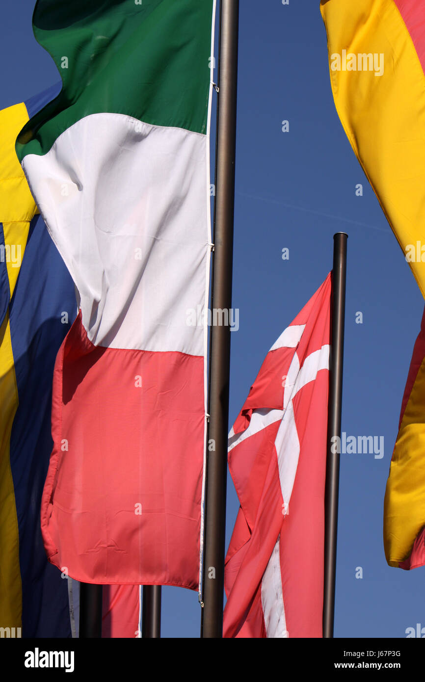 Banderas de colores simbólicos flagstaff colorido precioso múltiples