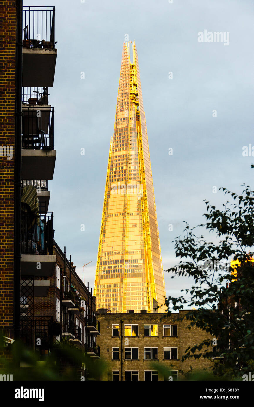 El Shard de torre de cristal dramáticamente iluminado por la luz del sol, por la noche de Southwark. Londres, Reino Unido Foto de stock