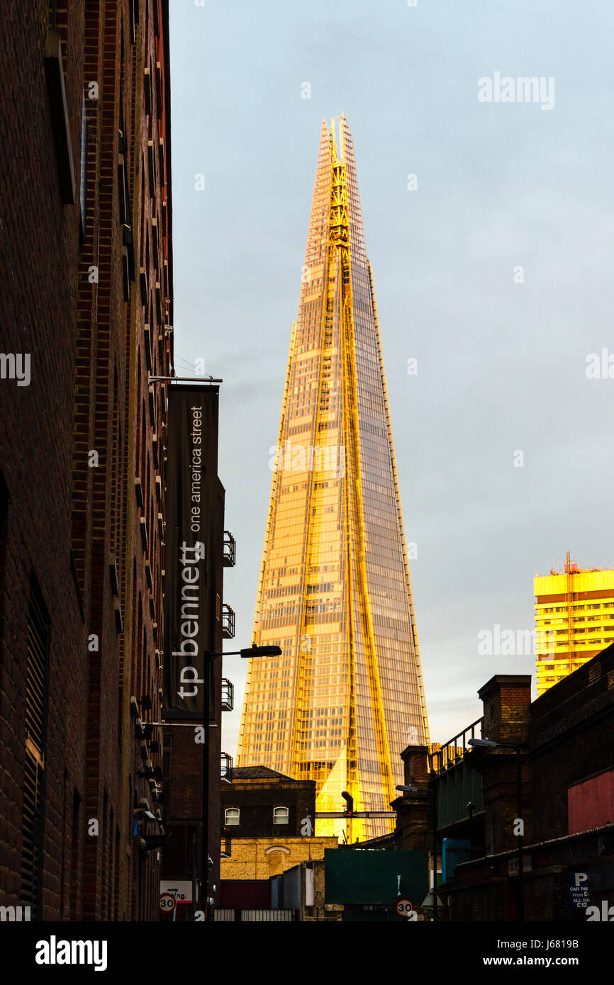 El Shard de torre de cristal dramáticamente iluminado por la luz del sol, por la noche de Southwark. Londres, Reino Unido Foto de stock