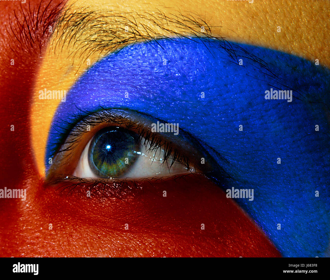 Mujer femenina órgano ojo pintado pintura maquillaje maquillaje colorido  macro de color azul Fotografía de stock - Alamy
